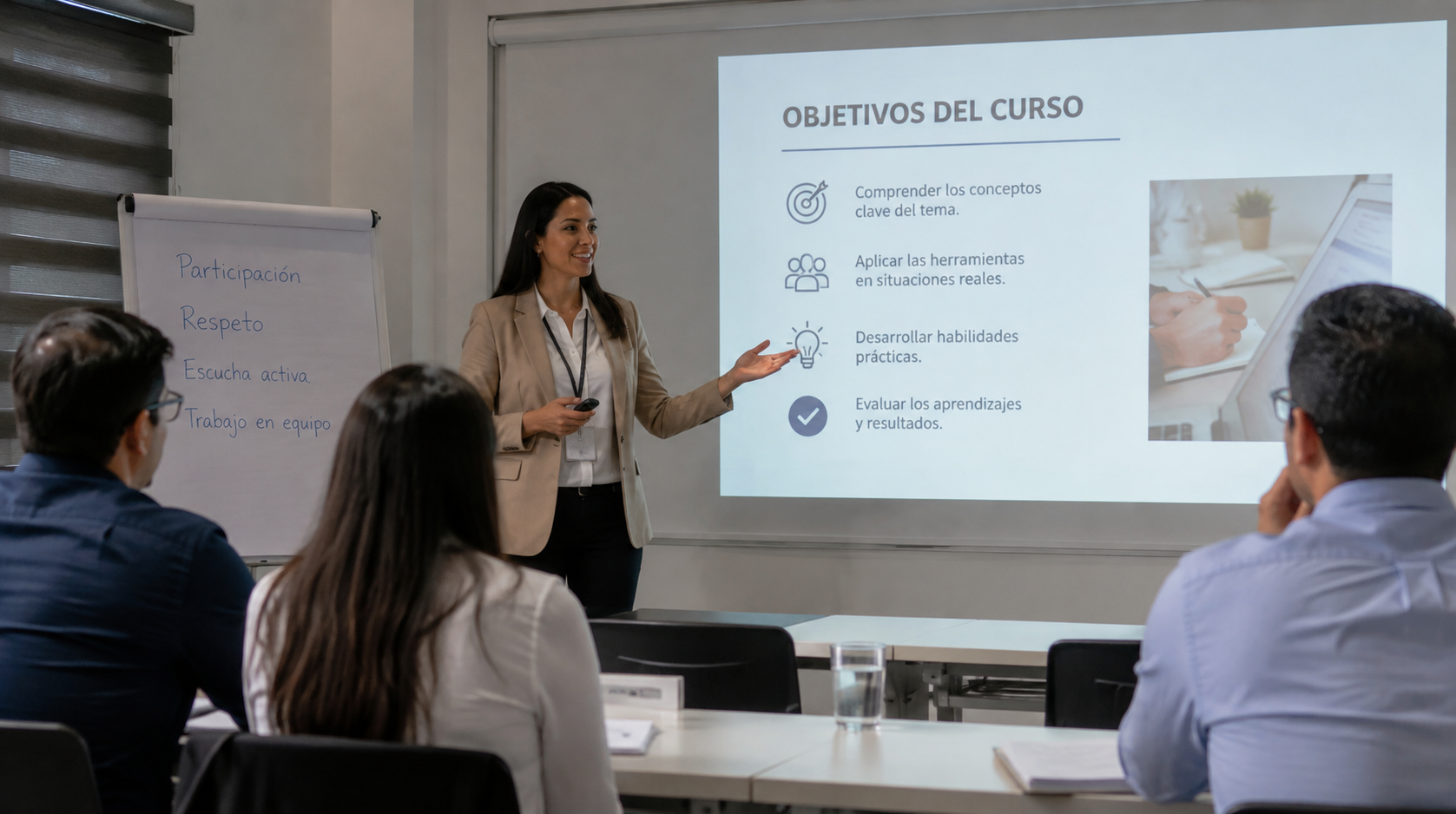 Instructor impartiendo curso de capacitación frente a grupo
